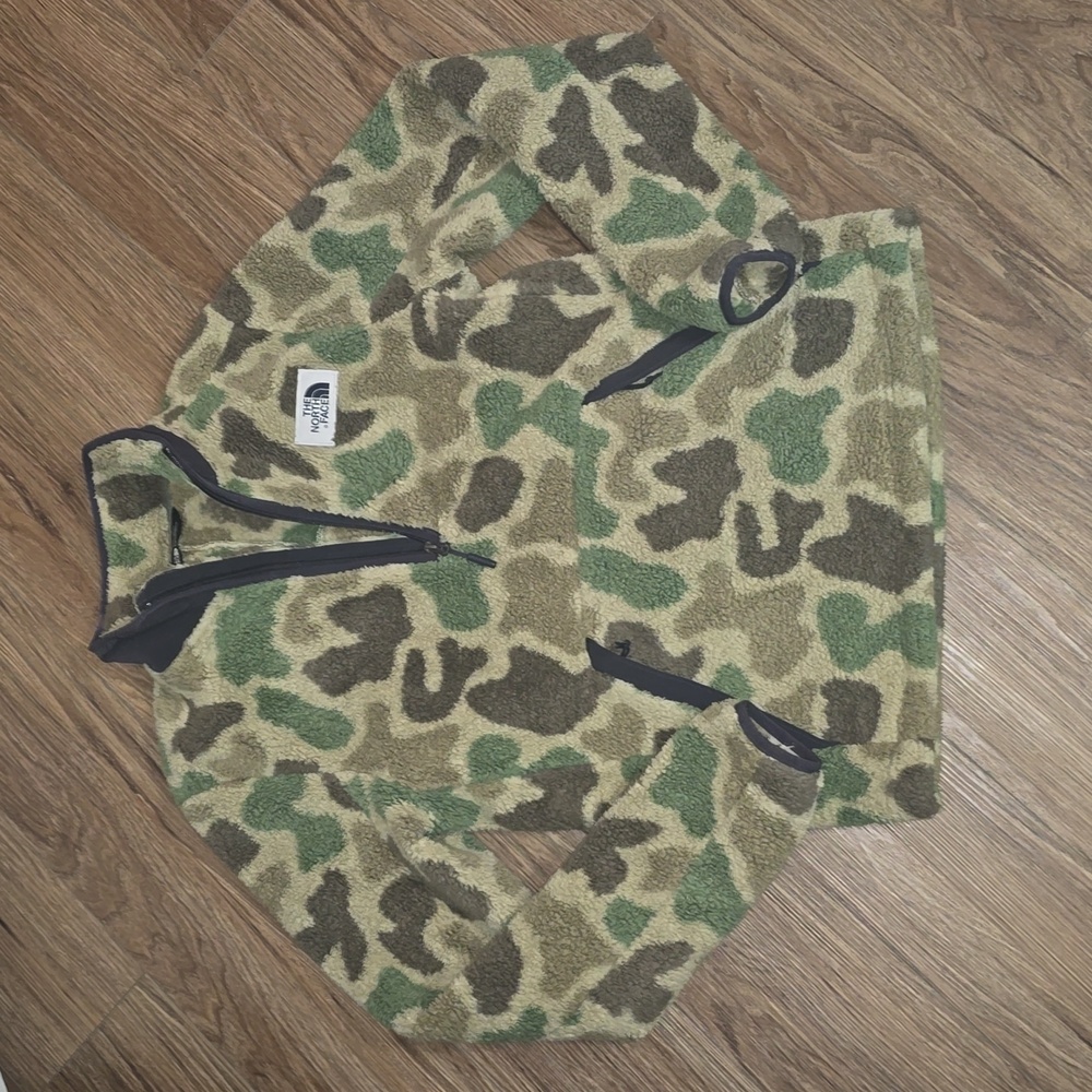 EUC "The North Face" Campshire Camo quarter zip